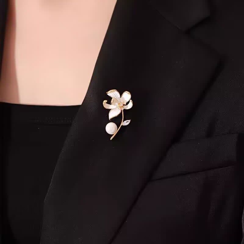 Women's Classic Lotus Flower Faux Pearl Brooch - image 1