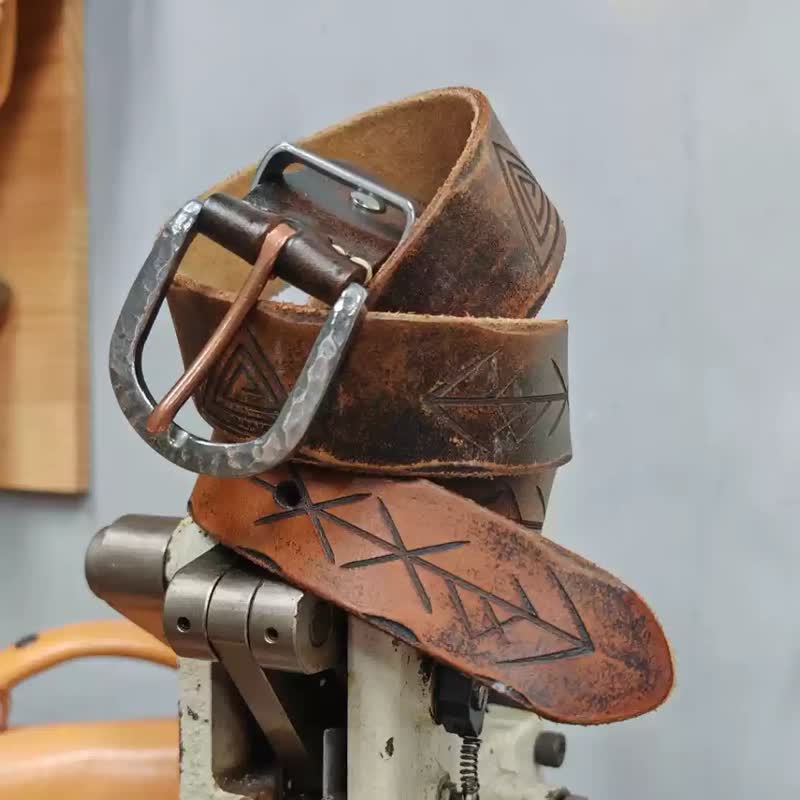 Silver Hammer Buckle Carved Arrow Pattern Leather Belt - image 1