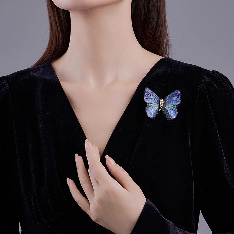 Women's Retro Butterfly Gradient Color Embroidered Brooch