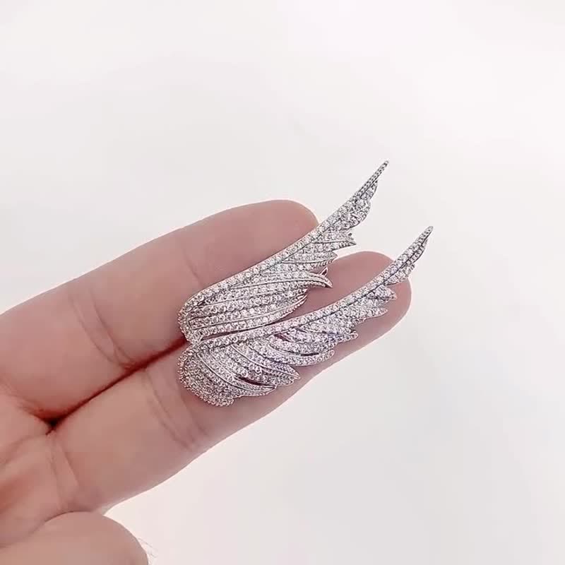 Women's Angel's Wings Exquisite Feather Shape Brooch