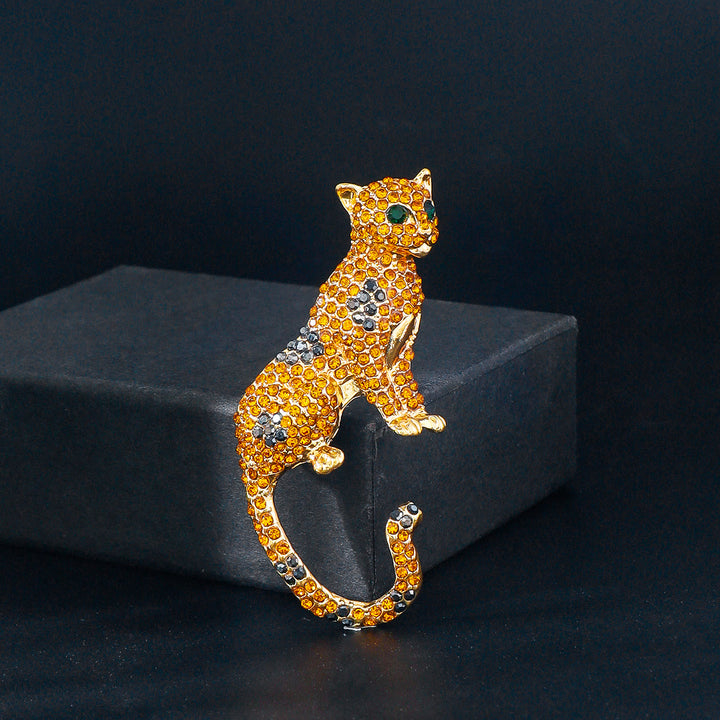 Golden Diamond Studded Emerald Green Eyes Cheetah Brooch - Golden - image 0